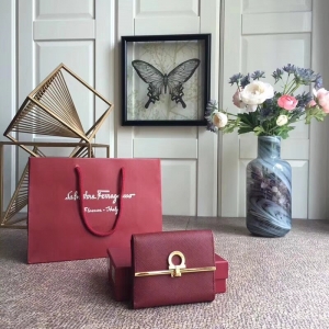 224639 FerragamoĽ GancioR wʽX(qin) ɫ