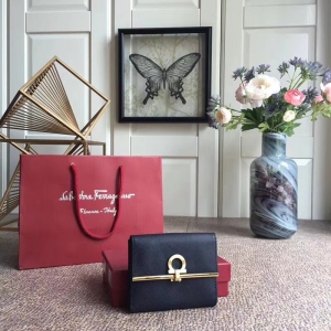 224639 FerragamoĽ GancioR wʽX(qin) {(ln)ɫ